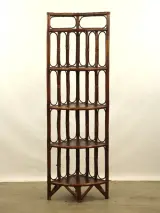 Vintage rotan hoekkastje / hoekrek met 5 houten legplanken - 150 cm hoog – kavel bij De Kringwinkel, Antwerpen