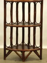 Vintage rotan hoekkastje / hoekrek met 5 houten legplanken - 150 cm hoog – foto 3 – kavel bij De Kringwinkel, Antwerpen