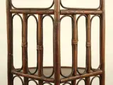 Vintage rotan hoekkastje / hoekrek met 5 houten legplanken - 150 cm hoog – foto 7 – kavel bij De Kringwinkel, Antwerpen