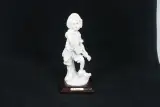 Porseleinen beeldje 'Boy with guitar' – kavel bij De Kringwinkel, Brecht
