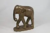 Handgesneden houten olifant – kavel bij De Kringwinkel, Brecht