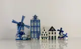 Verzameling Delfts blauwe miniaturen met KLM/Bols huisje – foto 2 – kavel bij De Kringwinkel, Turnhout
