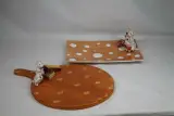 Set van een kaasplank en een serveerbord met 3D- dieren – kavel bij De Kringwinkel, Brecht