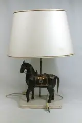 Tafellamp met paardenbeeld en stoffen kap – kavel bij De Kringwinkel, Brecht