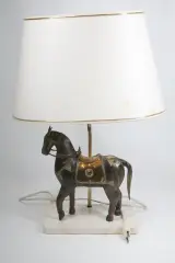 Tafellamp met paardenbeeld en stoffen kap – foto 3 – kavel bij De Kringwinkel, Brecht