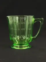 Vintage persglazen maatbeker in uraniumglas – kavel bij De Kringwinkel, Antwerpen