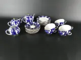 Russisch porseleinen theeservies met blauw-wit bladmotief – kavel bij De Kringwinkel, Heverlee