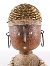 Kameroense Namji Doll versierd met kralen en schelpen – foto 3 – kavel bij De Kringwinkel, Heverlee