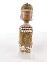 Kameroense Namji Doll versierd met kralen en schelpen – foto 6 – kavel bij De Kringwinkel, Heverlee