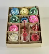 Verzameling van 11 vintage glazen kerstballen met piek in doos – kavel bij De Kringwinkel, Turnhout