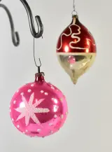 Verzameling van 11 vintage glazen kerstballen met piek in doos – foto 3 – kavel bij De Kringwinkel, Turnhout