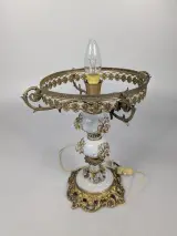 Decoratieve vintage tafellamp met porseleinen kap, bloemenmotief en rijkelijke messingdecoratie – foto 3 – kavel bij De Kringwinkel, Sint-Niklaas