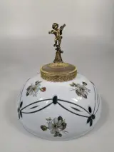 Decoratieve vintage tafellamp met porseleinen kap, bloemenmotief en rijkelijke messingdecoratie – foto 4 – kavel bij De Kringwinkel, Sint-Niklaas