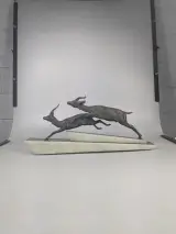 Kunstbronzen Art Deco beeld van 2 rennende gazelles – foto 4 – kavel bij De Kringwinkel, Sint-Niklaas