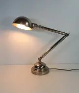 Verstelbare metalen industriële bureaulamp met bolvormige kap – kavel bij De Kringwinkel, Turnhout