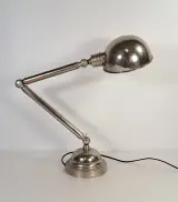 Verstelbare metalen industriële bureaulamp met bolvormige kap – foto 2 – kavel bij De Kringwinkel, Turnhout