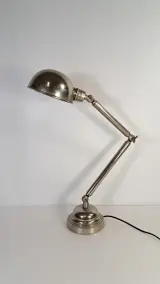 Verstelbare metalen industriële bureaulamp met bolvormige kap – foto 6 – kavel bij De Kringwinkel, Turnhout
