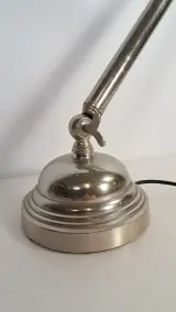 Verstelbare metalen industriële bureaulamp met bolvormige kap – foto 7 – kavel bij De Kringwinkel, Turnhout