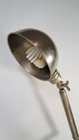 Verstelbare metalen industriële bureaulamp met bolvormige kap – foto 10 – kavel bij De Kringwinkel, Turnhout