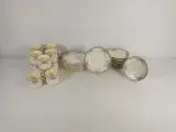 Set fijn porselein servies met bloemenmotief en gouden rand – kavel bij De Kringwinkel, Turnhout