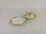 Set fijn porselein servies met bloemenmotief en gouden rand – foto 2 – kavel bij De Kringwinkel, Turnhout