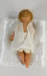 Vintage waspop kindje Jezus met blond haar in originele doos – foto 5 – kavel bij De Kringwinkel, Turnhout