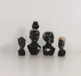 Set van vier handgesneden Afrikaanse portretbustes in steen – kavel bij De Kringwinkel, Turnhout