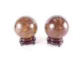 Set van 2 decoratieve stenen bollen op houten voet – kavel bij De Kringwinkel, Heverlee