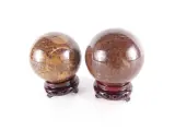 Set van 2 decoratieve stenen bollen op houten voet – foto 2 – kavel bij De Kringwinkel, Heverlee