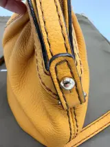 Lancel Gousset handtas okergeel – foto 3 – kavel bij De Kringwinkel, Dendermonde