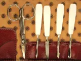 Vintage reisscheerset in faux leder koffertje bordeauxrood – foto 2 – kavel bij De Kringwinkel, Antwerpen