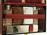 Vintage reisscheerset in faux leder koffertje bordeauxrood – foto 4 – kavel bij De Kringwinkel, Antwerpen