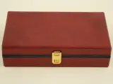 Vintage reisscheerset in faux leder koffertje bordeauxrood – foto 9 – kavel bij De Kringwinkel, Antwerpen