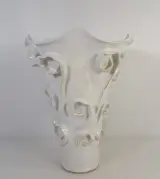 Grote witte keramische siervaas met organische decoratie – Des Pots – kavel bij De Kringwinkel, Turnhout