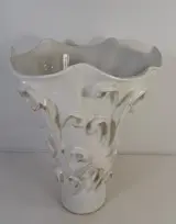 Grote witte keramische siervaas met organische decoratie – Des Pots – foto 3 – kavel bij De Kringwinkel, Turnhout