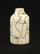 Wit porseleinen vaasje met gezichten in de stijl van Picasso – kavel bij De Kringwinkel, Antwerpen