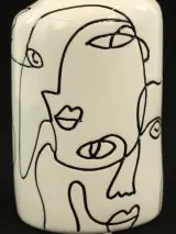 Wit porseleinen vaasje met gezichten in de stijl van Picasso – foto 5 – kavel bij De Kringwinkel, Antwerpen