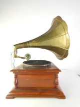 Reproductie van een His Master's Voice (HMV) grammofoon(jaren 90) – kavel bij De Kringwinkel, Heverlee