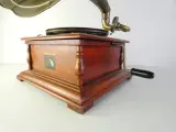Reproductie van een His Master's Voice (HMV) grammofoon(jaren 90) – foto 4 – kavel bij De Kringwinkel, Heverlee