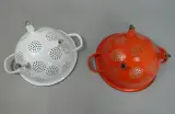 Set van 2 geëmailleerde vergieten – foto 6 – kavel bij De Kringwinkel, Diest