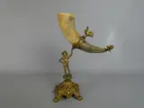 Decoratieve drinkhoorn op figuurlijke standaard – kavel bij De Kringwinkel, Diest