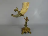 Decoratieve drinkhoorn op figuurlijke standaard – foto 3 – kavel bij De Kringwinkel, Diest
