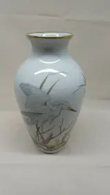 Porseleinen vaas met reiger van Franklin Porcelain – foto 2 – kavel bij De Kringwinkel, Zottegem