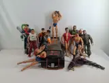 Set van 12 Actionman actiefiguren met voertuig en dinosaurusfiguur – kavel bij De Kringwinkel, Geraardsbergen