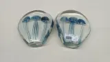 Set van 2 glazen presse-papiers met blauwe kwallen – foto 3 – kavel bij De Kringwinkel, Zottegem