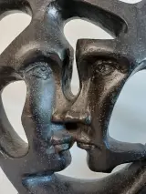 Abstracte sculptuur van twee gezichten in hartvorm – foto 2 – kavel bij De Kringwinkel, Oudenaarde