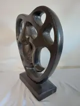 Abstracte sculptuur van twee gezichten in hartvorm – foto 3 – kavel bij De Kringwinkel, Oudenaarde