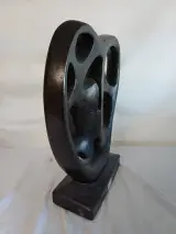 Abstracte sculptuur van twee gezichten in hartvorm – foto 4 – kavel bij De Kringwinkel, Oudenaarde