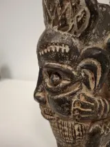 Afrikaans houtsnijwerk met beensculptuur – foto 3 – kavel bij De Kringwinkel, Ronse