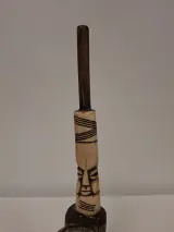 Afrikaans houtsnijwerk met beensculptuur – foto 5 – kavel bij De Kringwinkel, Ronse